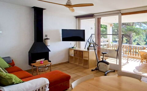 Too Menuda: Meubles, Design Intérieur, Sol, Bois, Sol, Plafond, Salon, Pièce, Télévision, Chaise