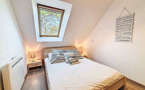 Maison Kerlosquet: Lit, Chambre, Design Intérieur, Bois, Meubles, Sol, Drap De Lit, Literie, Sol, Linge