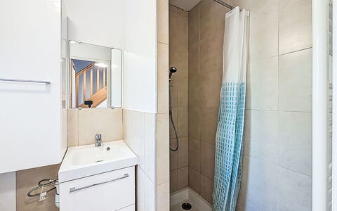 Maison Kerlosquet: Sol, Sol, Design Intérieur, Luminaire Plomberie, Salle De Bains, Pièce, Appartement, Plomberie, Tuile, Plafond