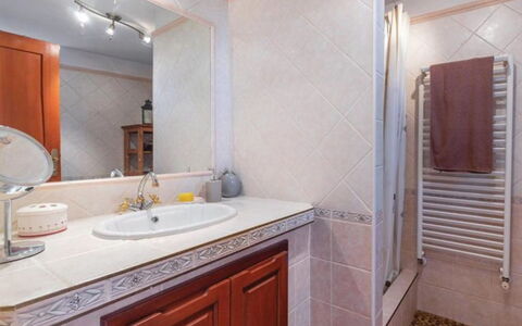 Leder: Luminaire Plomberie, Sol, Évier, Design Intérieur, Lavabo, Sol, Salle De Bains, Comptoir, Armoire De Toilette, Robinet