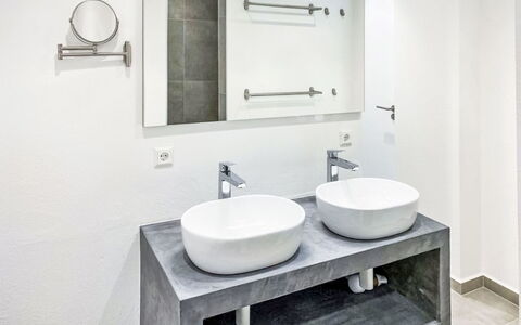 Brig 36: Lavabo, Luminaire Plomberie, Évier, Sol, Design Intérieur, Robinet, Salle De Bains, Sol, Miroir, Comptoir