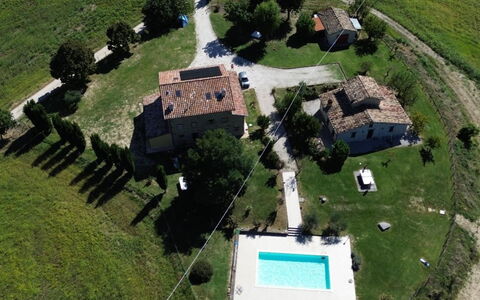 Il Casolare e Il Fienile: Maison, Zone Résidentielle, Domicile, Biens, Lot Terre, Zone Rurale, Chalet, Pelouse, Arrière-Cour, Piscine