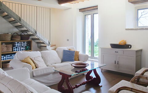 Il Casolare e Il Fienile: Meubles, Design Intérieur, Sol, Mur, Sol, Bois, Canapé, Pièce, Plafond, Salon