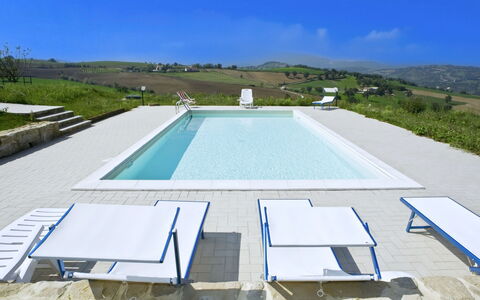 Il Casolare e Il Fienile: Piscine, Mobilier De Jardin, Meubles, Composite, Ombre, Recours, Chaise, Béton, Tuile, Balancelle