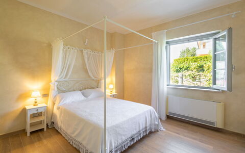 Podere Galieni: Meubles, Design Intérieur, Lit, Sol, Sol, Mur, Chambre, Bois, Plafond, Pièce