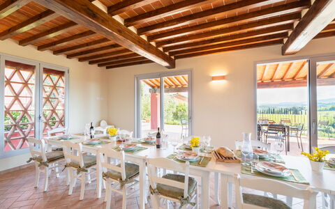 Podere Galieni: Meubles, Table, Design Intérieur, Chaise, Domicile, Table Cuisine Et Salle A Manger, Pièce, Salle À Manger, Plafond, Nappe De Table