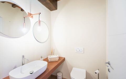 Podere Galieni: Sol, Mur, Salle De Bains, Luminaire Plomberie, Sol, Bois, Design Intérieur, Plomberie, Plafond, Éclairage