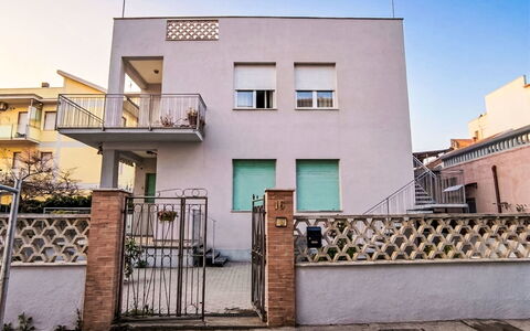Casa Irma: Mur, Bâtiment, Zone Résidentielle, Façade, Architecture, Quartier, Balcon, Domicile, Porte, Appartement