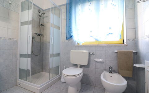 Lucia: Salle De Bains, Luminaire Plomberie, Sol, Siège De Toilette, Toilette, Sol, Design Intérieur, Robinet, Évier, Plomberie