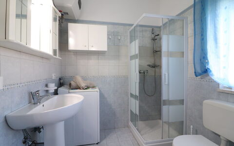 Lucia: Luminaire Plomberie, Lavabo, Salle De Bains, Sol, Sol, Évier, Design Intérieur, Robinet, Toilette, Plomberie