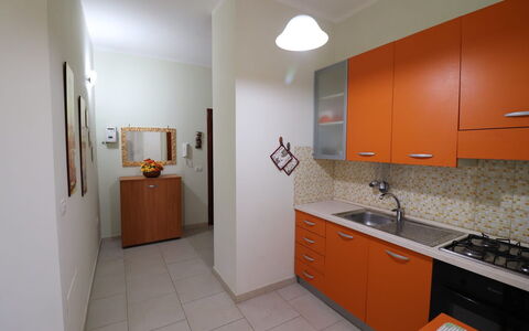 Lucia: Cuisine, Comptoir, Sol, Bois, Appareil De Cuisine, Principaux Appliance, Design Intérieur, Cabinetry, Sol, Meubles