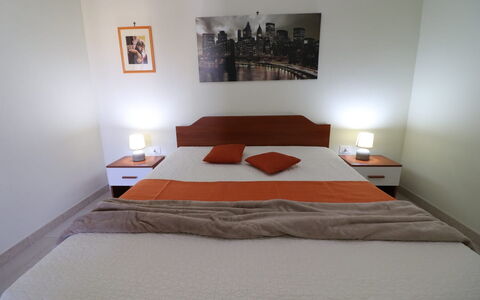 Lucia: Meubles, Lit, Chambre, Design Intérieur, Drap De Lit, Bois, Literie, Sol, Sol, Pièce