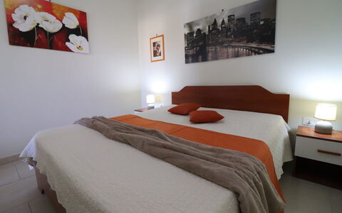 Lucia: Meubles, Lit, Chambre, Design Intérieur, Drap De Lit, Bois, Sol, Literie, Sol, Pièce