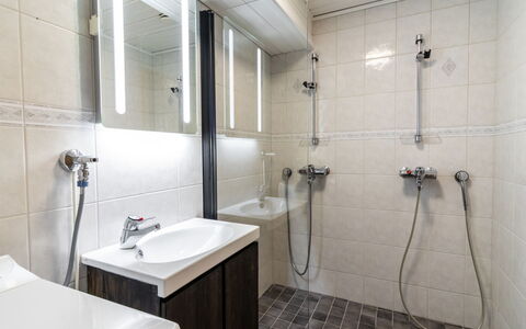 Njalla: Salle De Bains, Luminaire Plomberie, Sol, Design Intérieur, Sol, Évier, Robinet, Lavabo, Douche, Plomberie