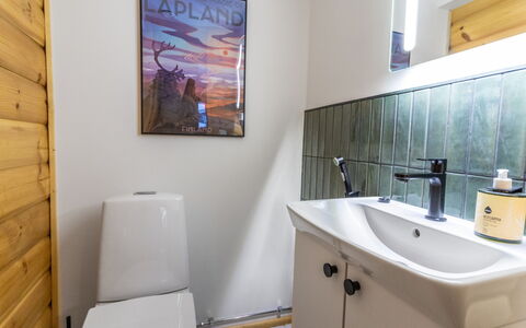 Njalla: Luminaire Plomberie, Lavabo, Sol, Salle De Bains, Évier, Sol, Bois, Design Intérieur, Robinet, Toilette