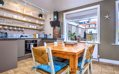 Tenby Cottage: Meubles, Design Intérieur, Sol, Bois, Plafond, Sol, Table, Pièce, Chaise, Cuisine