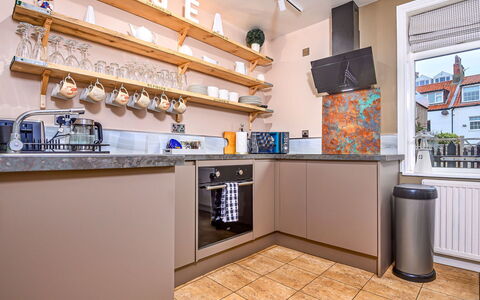 Tenby Cottage: Cuisine, Principaux Appliance, Appareil De Cuisine, Design Intérieur, Sol, Comptoir, Cabinetry, Pièce, Électroménager, Meubles