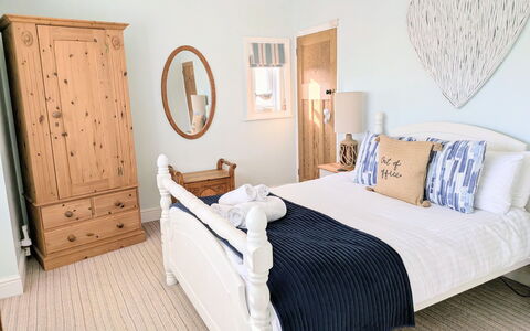 Tenby Cottage: Lit, Meubles, Literie, Chambre, Design Intérieur, Drap De Lit, Linge, Bois, Pièce, Throw Pillow
