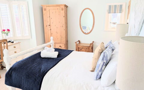 Tenby Cottage: Meubles, Lit, Literie, Chambre, Drap De Lit, Design Intérieur, Linge, Bois, Pièce, Textile