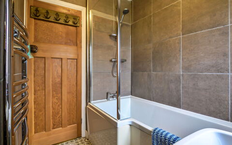 Tenby Cottage: Sol, Salle De Bains, Luminaire Plomberie, Mur, Sol, Bois, Design Intérieur, Baignoire, Plomberie, Tuile