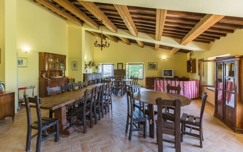 Villa Felice, Private Pool and Hills: Meubles, Bois, Sol, Table, Design Intérieur, Plafond, Chaise, Table Cuisine Et Salle A Manger, Pièce, Salle À Manger
