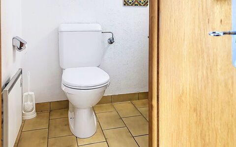 Chalet Chemin du Four: Siège De Toilette, Toilette, Salle De Bains, Luminaire Plomberie, Sol, Sol, Plomberie, Tuile