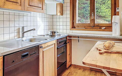 Chalet Chemin du Four: Cuisine, Bois, Comptoir, Appareil De Cuisine, Principaux Appliance, Sol, Design Intérieur, Evier, Cabinetry, Évier