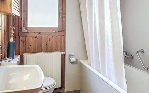 Chalet Chemin du Four: Salle De Bains, Luminaire Plomberie, Sol, Sol, Design Intérieur, Baignoire, Robinet, Évier, Plomberie, Lavabo