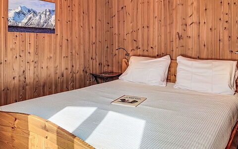 Chalet Chemin du Four: Chambre, Lit, Sol, Bois, Sol, Drap De Lit, Literie, Design Intérieur, Dur, Tache De Bois