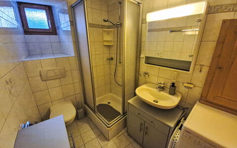 Le Moulin 74: Sol, Lavabo, Luminaire Plomberie, Sol, Pièce, Évier, Plomberie, Robinet, Salle De Bains, Tuile