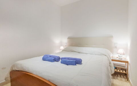 Gudrum: Lit, Chambre, Literie, Drap De Lit, Bois, Meubles, Design Intérieur, Sol, Pièce, Linge