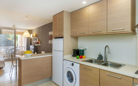 Gudrum: Design Intérieur, Sol, Comptoir, Meubles, Sol, Bois, Cabinetry, Évier, Luminaire Plomberie, Cuisine