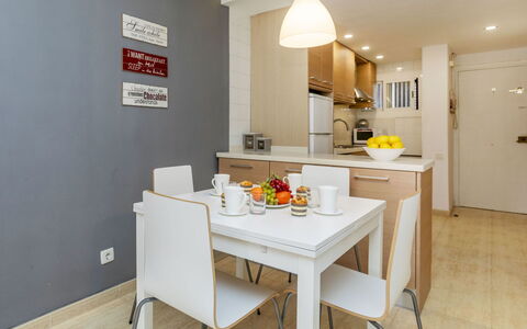 Gudrum: Meubles, Design Intérieur, Sol, Bois, Sol, Cuisine, Pièce, Principaux Appliance, Plafond, Table Cuisine Et Salle A Manger