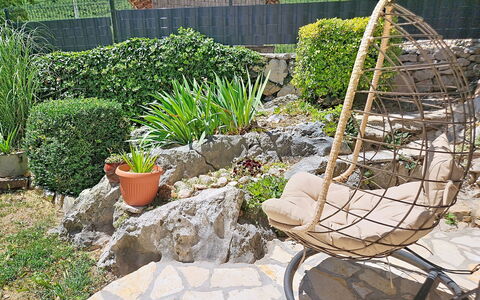 Dripić: Pot De Fleur, Roche, Meubles, Jardin, Mobilier De Jardin, Arbuste, Dalle, Arrière-Cour, Chaise