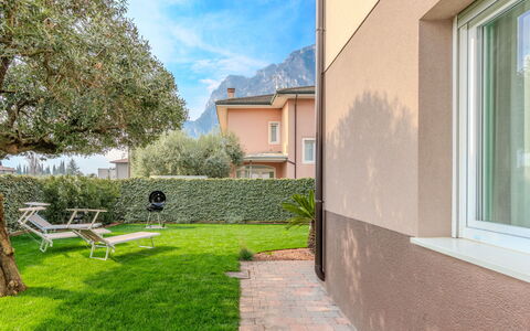 Riva del Garda 500: Domicile, Jardin, Pelouse, Aménagement Paysager, Cour, Ombre, Villa, Arrière-Cour, Cour, Gazon Artificiel