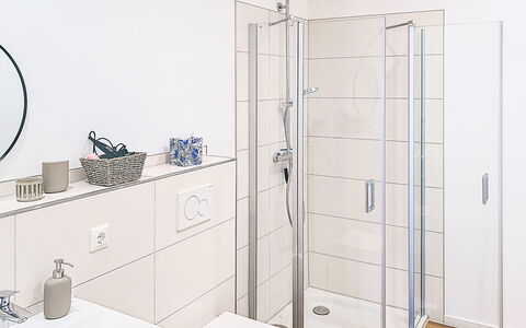 Wingst 105: Salle De Bains, Luminaire Plomberie, Sol, Design Intérieur, Plomberie, Sol, Lavabo, Évier, Armoire De Toilette, Robinet