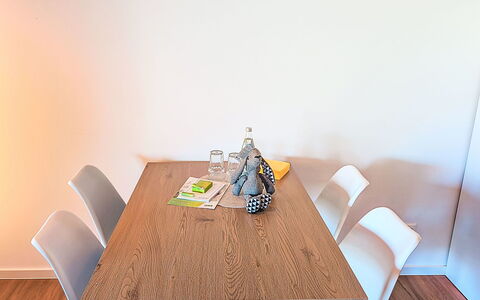 Wingst 105: Meubles, Sol, Table, Bois, Design Intérieur, Sol, Table Cuisine Et Salle A Manger, Salle À Manger, Chaise, Éclairage