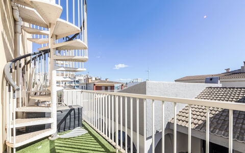 Dorada: Domicile, Porte, Chalet, Cour, Chaise, Mobilier De Jardin, Arrière-Cour, Tableau De Plein Air, Plante D'Appartement, Store