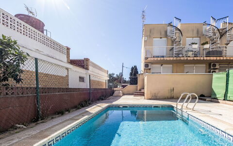 Dorada: Domicile, Porte, Chalet, Cour, Chaise, Mobilier De Jardin, Arrière-Cour, Tableau De Plein Air, Plante D'Appartement, Store