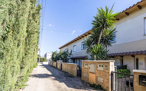 Dorada: Domicile, Porte, Chalet, Cour, Chaise, Mobilier De Jardin, Arrière-Cour, Tableau De Plein Air, Plante D'Appartement, Store