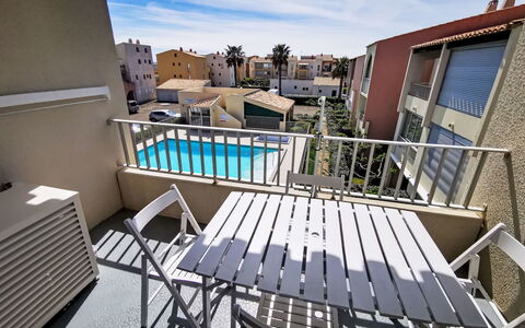 Santa Monica 2: Domicile, Porte, Chalet, Cour, Chaise, Mobilier De Jardin, Arrière-Cour, Tableau De Plein Air, Plante D'Appartement, Store