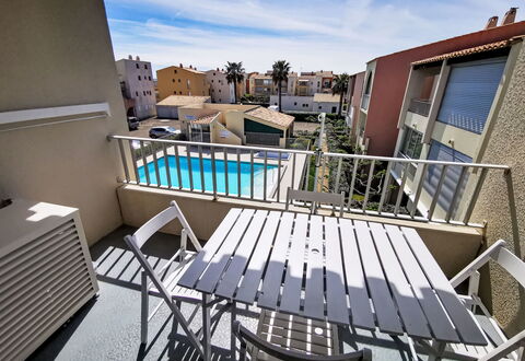 Santa Monica 2: Domicile, Porte, Chalet, Cour, Chaise, Mobilier De Jardin, Arrière-Cour, Tableau De Plein Air, Plante D'Appartement, Store