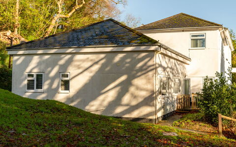 The Bungalow: Domicile, Porte, Chalet, Cour, Chaise, Mobilier De Jardin, Arrière-Cour, Tableau De Plein Air, Plante D'Appartement, Store