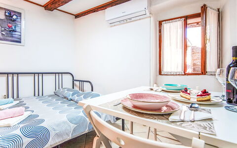 Piccolo Mondo: Mur, Chambre, Lit, Drap De Lit, Meubles, Literie, Domicile, Appartement, Sol, Design Intérieur