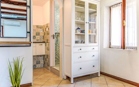 Piccolo Mondo: Meubles, Sol, Design Intérieur, Bois, Sol, Rayonnage, Étagère, Cabinetry, Porte, Placard