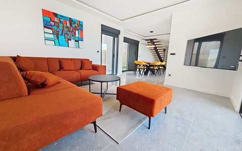 Aloa i: Sol, Meubles, Design Intérieur, Sol, Canapé, Salon, Plafond, Appartement, Pièce
