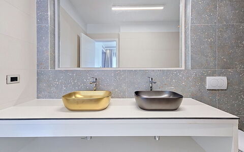 Aloa i: Mur, Design Intérieur, Luminaire Plomberie, Lavabo, Évier, Miroir, Robinet, Salle De Bains, Sol, Luminaire