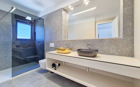 Aloa Ii: Luminaire Plomberie, Sol, Lavabo, Design Intérieur, Salle De Bains, Évier, Luminaire, Miroir, Comptoir, Sol
