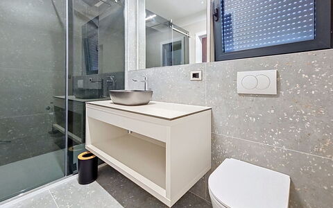 Aloa Iv: Sol, Luminaire Plomberie, Salle De Bains, Sol, Lavabo, Design Intérieur, Armoire De Toilette, Miroir, Évier, Robinet
