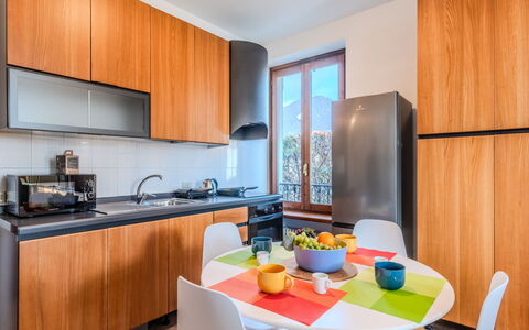 Casa Luvit: Domicile, Porte, Chalet, Cour, Chaise, Mobilier De Jardin, Arrière-Cour, Tableau De Plein Air, Plante D'Appartement, Store